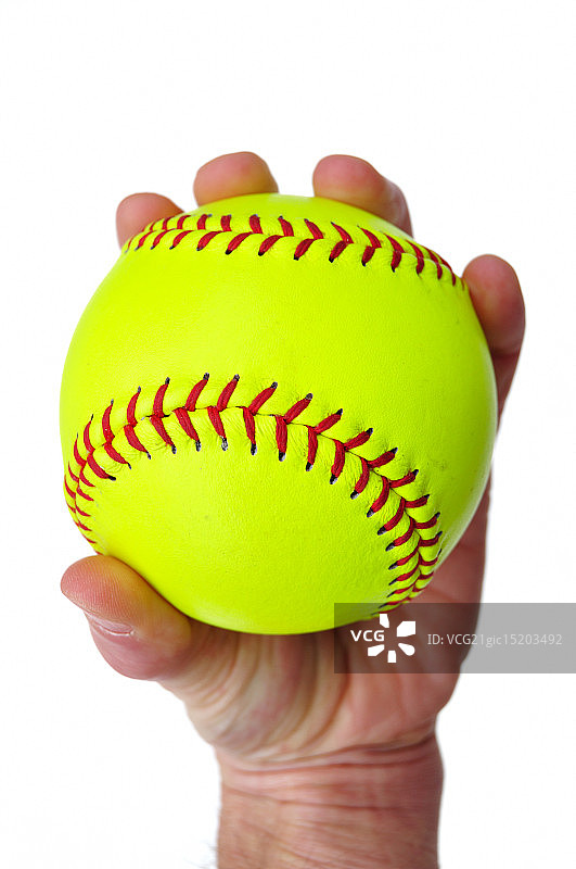 手握黄色垒球的男人图片素材