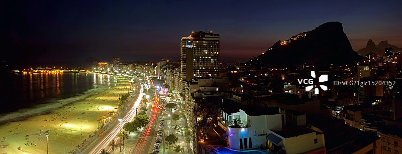 夜晚的科帕卡巴纳海滩全景图片素材