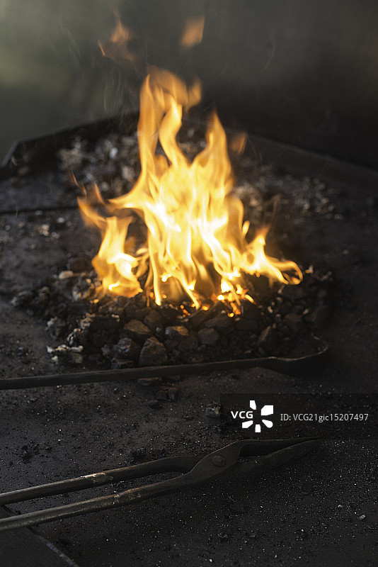 锻造车间中的老虎钳和铁砧图片素材