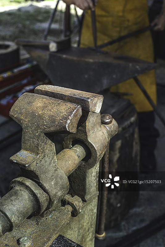 锻造车间中的老虎钳和铁砧图片素材