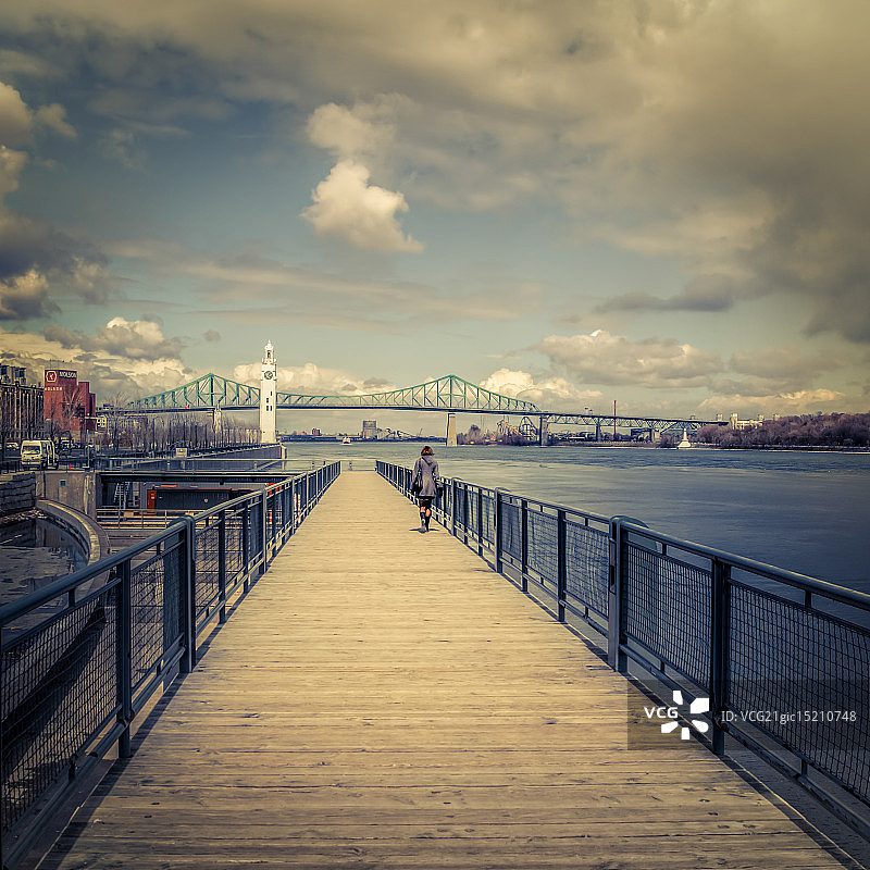 蒙特利尔钟楼木栈道图片素材