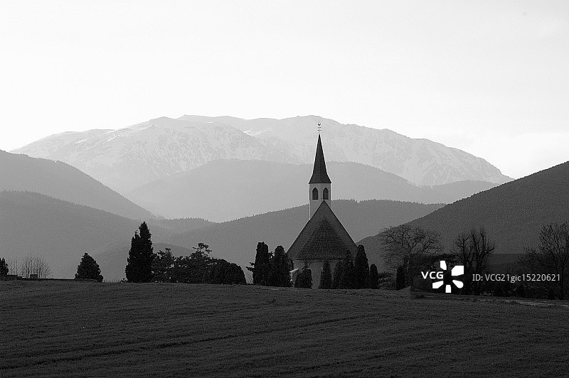 带雪山的圣彼得教堂图片素材