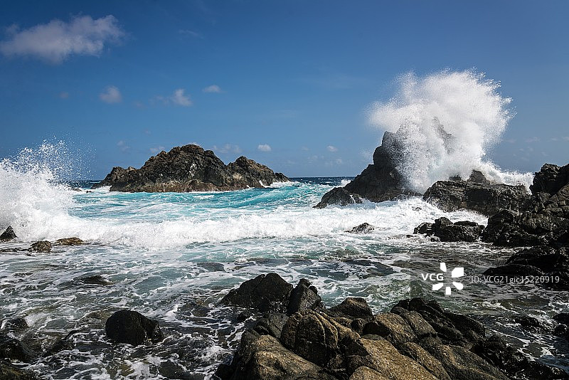阿鲁巴海浪拍岸图片素材