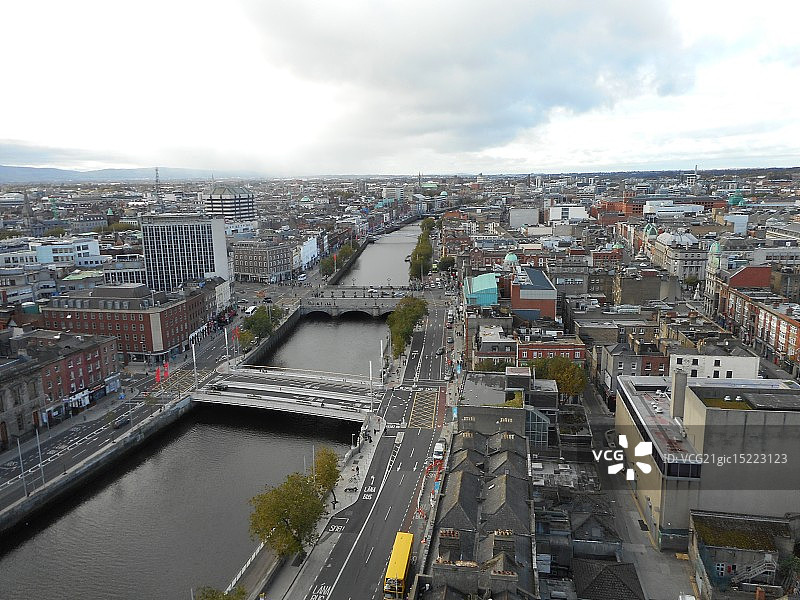 从都柏林自由大厅看到的利菲河景色图片素材
