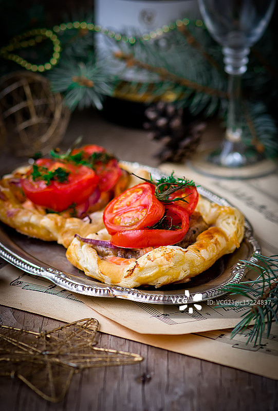 酥皮三文鱼片图片素材