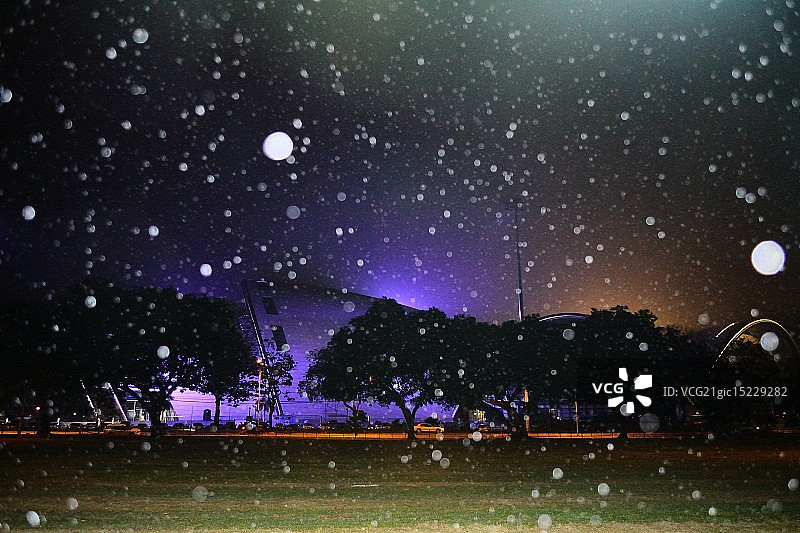 紫色雨图片素材