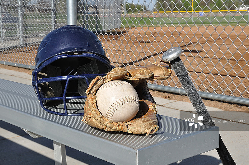 白色垒球、头盔、球棒和手套图片素材