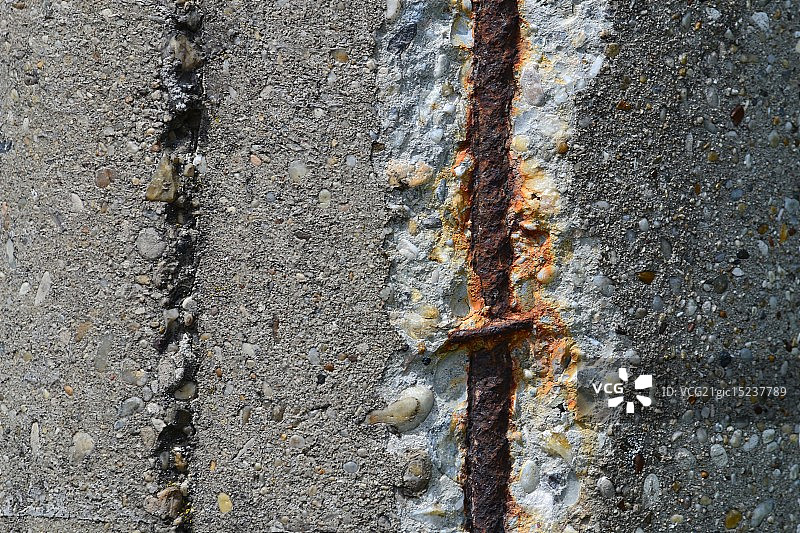 旧混凝土中的生锈钢筋图片素材