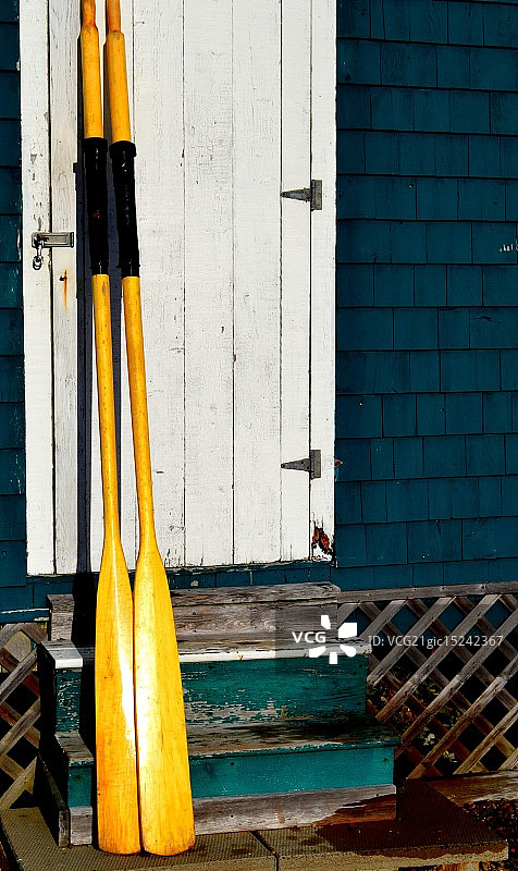船库旁的桨图片素材