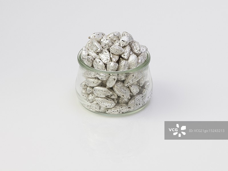 银色涂层小豆蔻图片素材