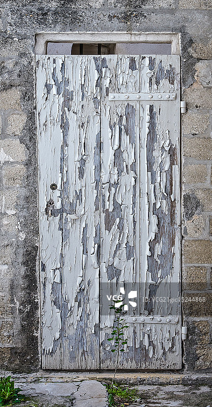 法国阿尔勒的白色之门图片素材