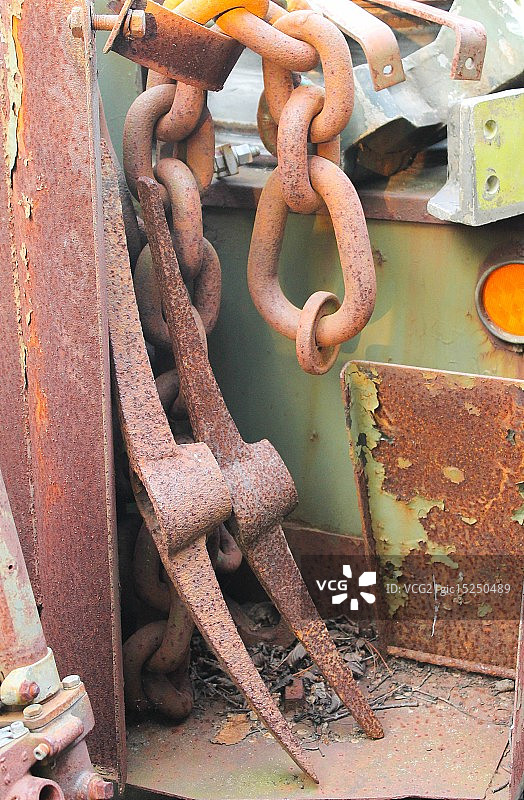 生锈的链条和镐图片素材