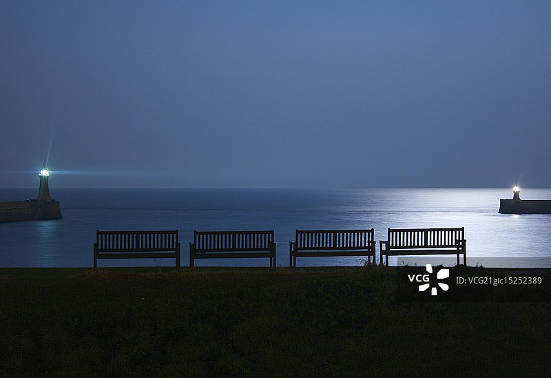 泰恩河边的四个长椅图片素材