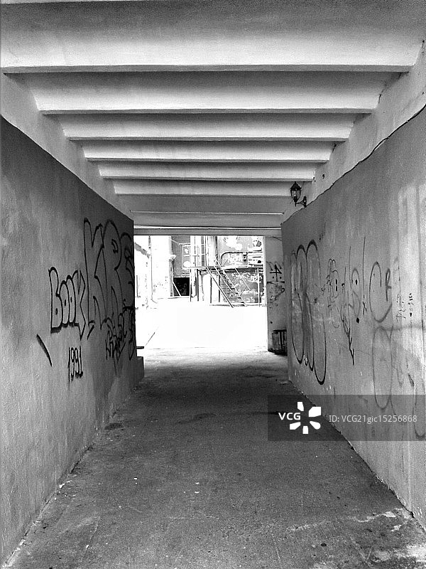 穿过拱门图片素材