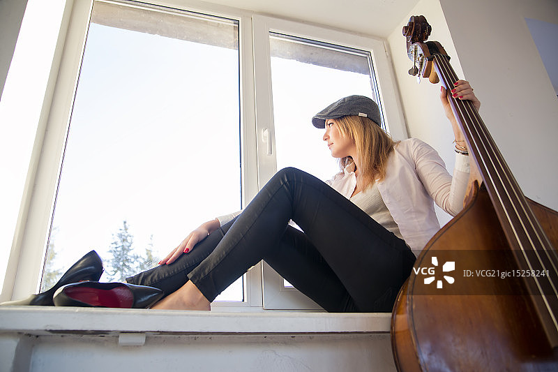 低音提琴演奏者图片素材