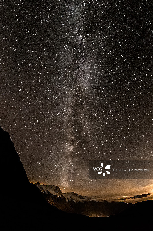拉梅日雪山上空的银河图片素材