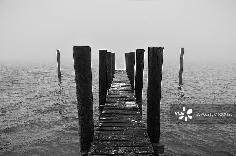 码头上的雾图片素材