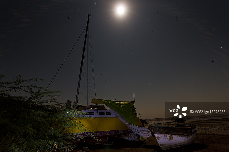 双体船上的月食之夜图片素材