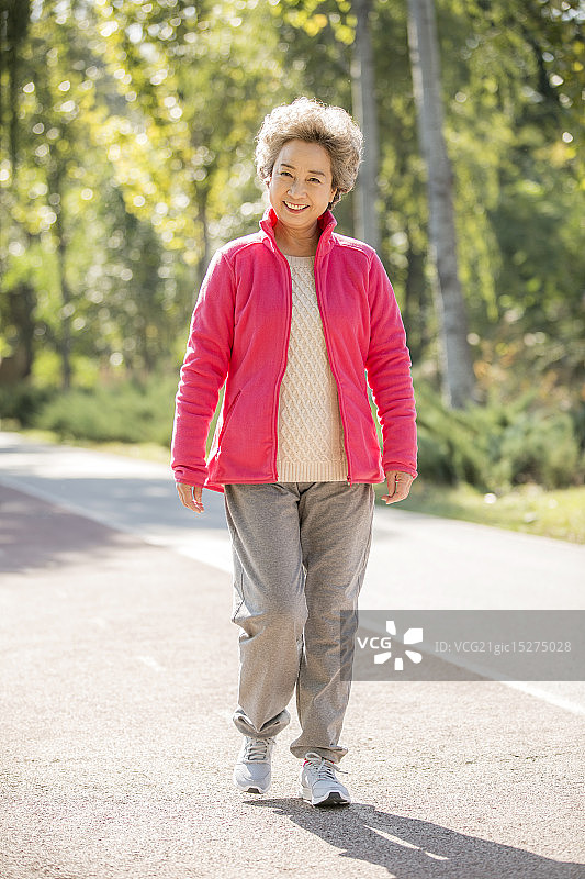 老年人在户外锻炼图片素材