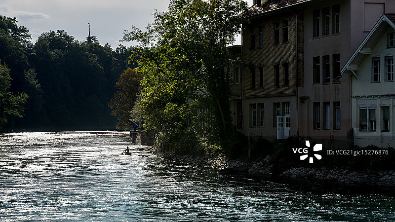 在阿勒河上划独木舟图片素材