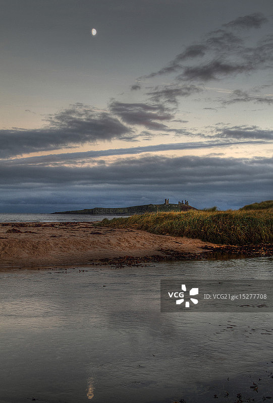 邓斯坦堡城堡上空的月亮图片素材