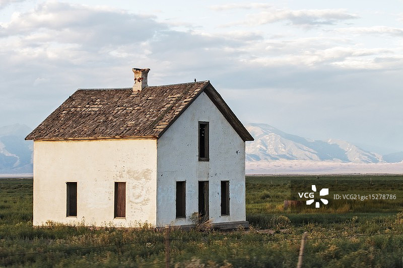 沙丘上的废弃物图片素材