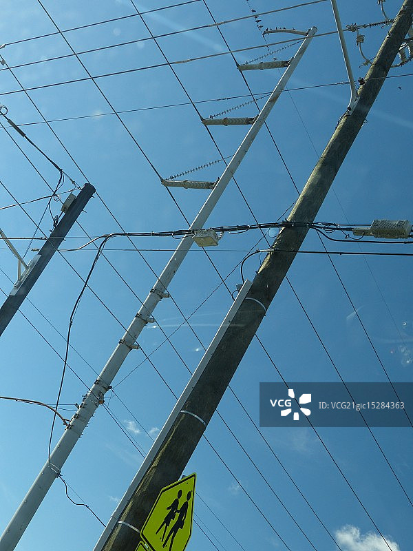 电线密布的天空图片素材