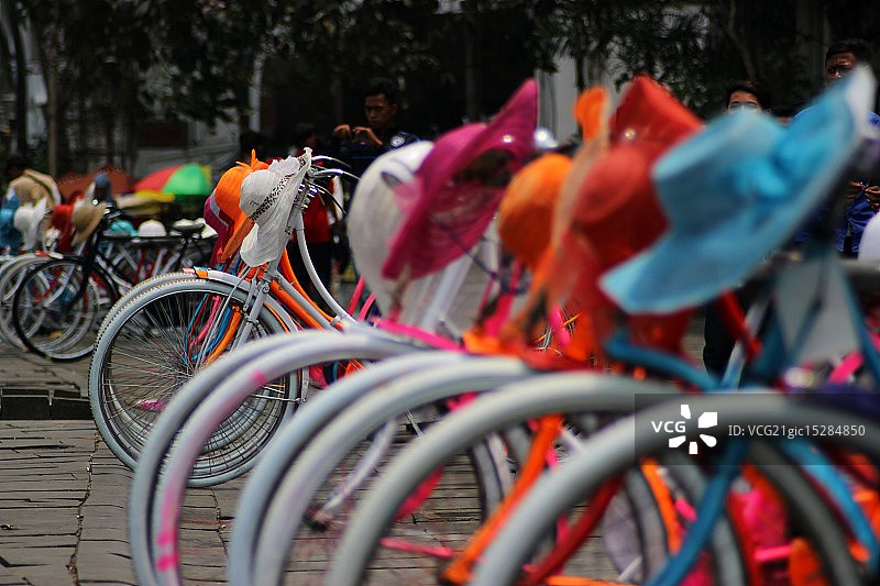 雅加达老城区的彩色自行车图片素材