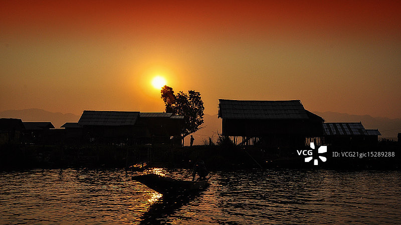 茵莱湖的晨光图片素材