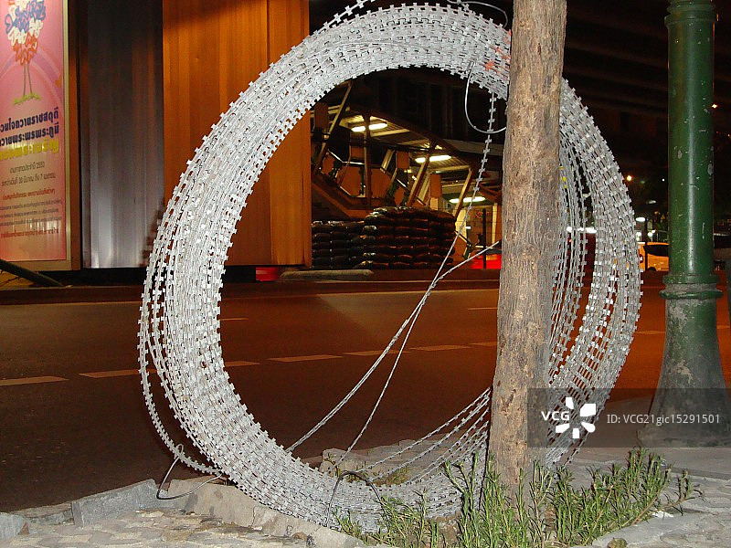 穿过铁丝网的沙袋图片素材