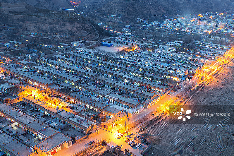 陕北米脂县城和氯碱厂夜景图片素材