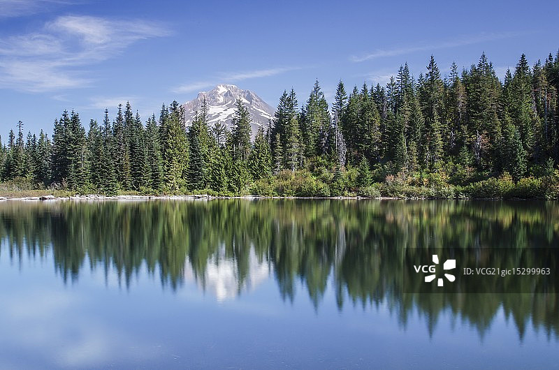 镜湖上的孤寂（胡德山，俄勒冈州）图片素材