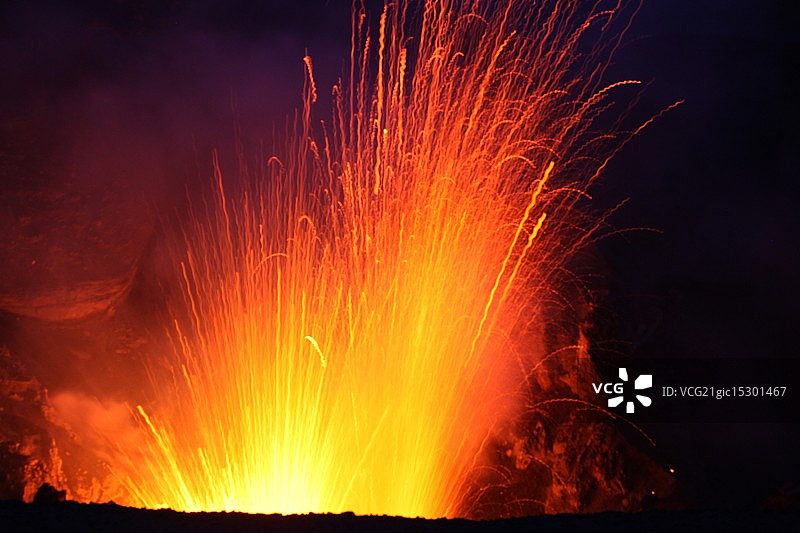 亚苏尔火山喷发图片素材