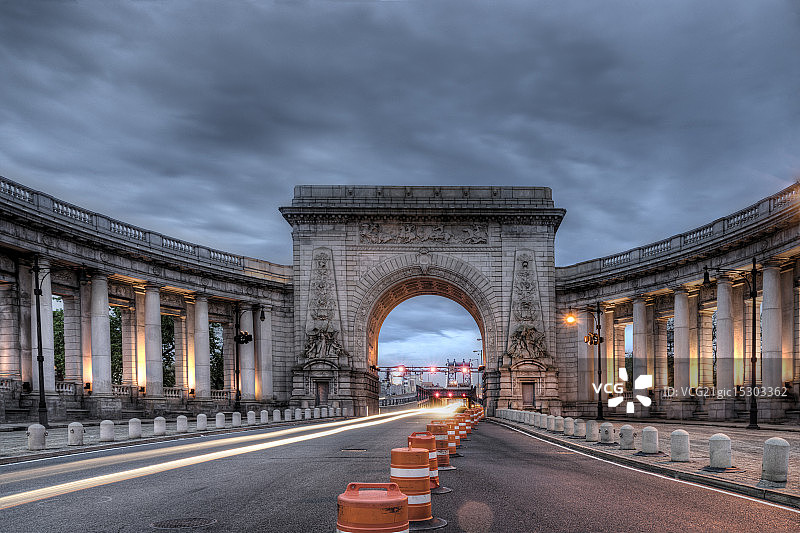 纽约黄昏时的曼哈顿大桥图片素材