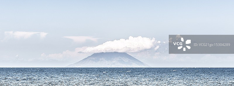 从帕纳雷阿看到的斯特龙博利火山图片素材
