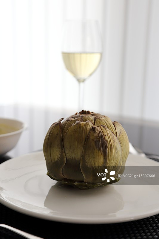 准备食用的朝鲜蓟图片素材