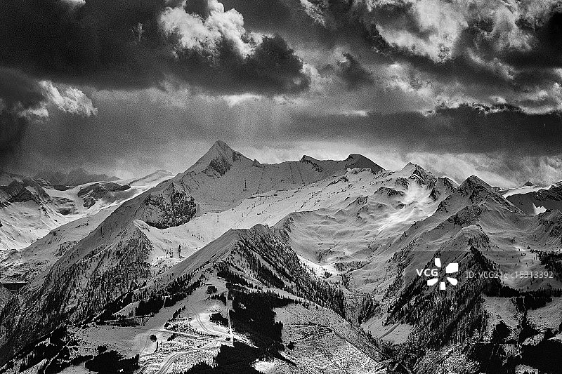 滨湖采尔山脉图片素材