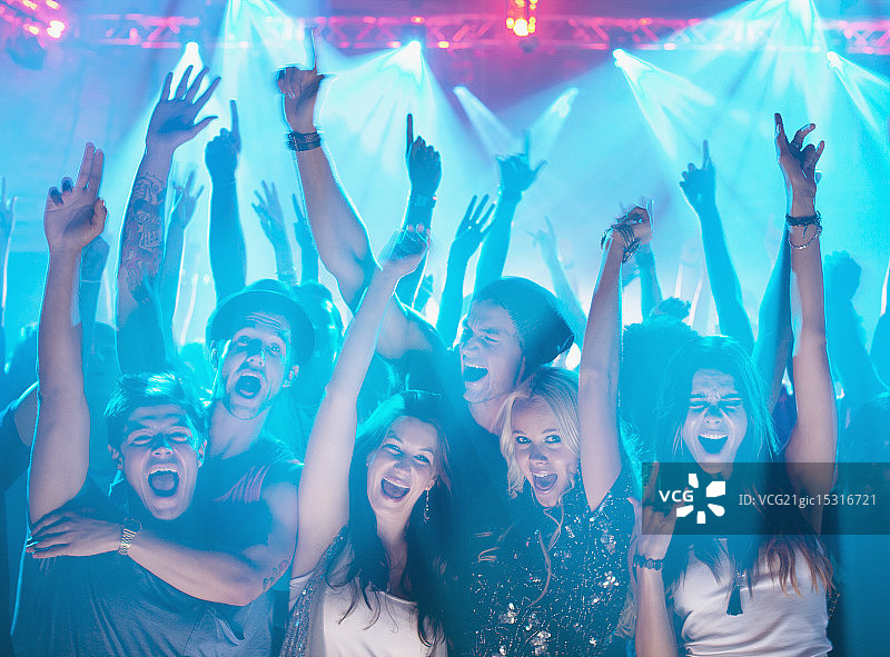 音乐会上热情的人群举起双臂的肖像图片素材
