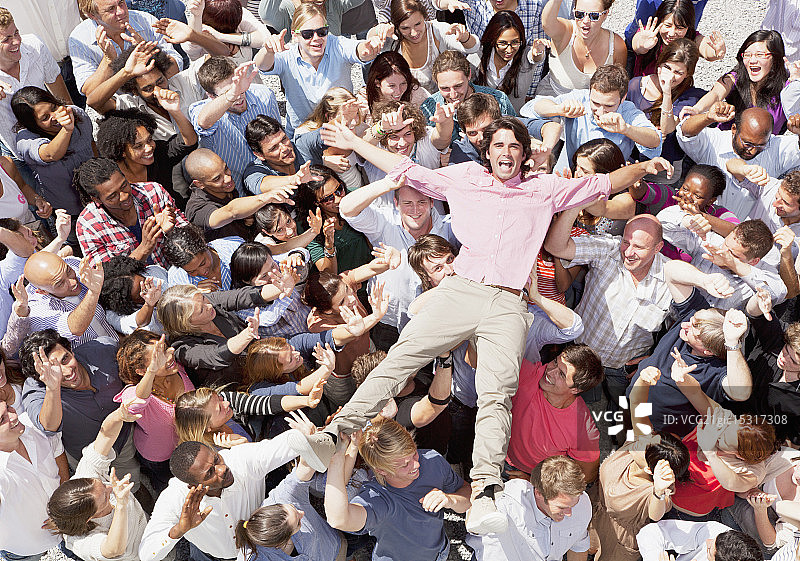 在人群中冲浪的兴奋男子图片素材