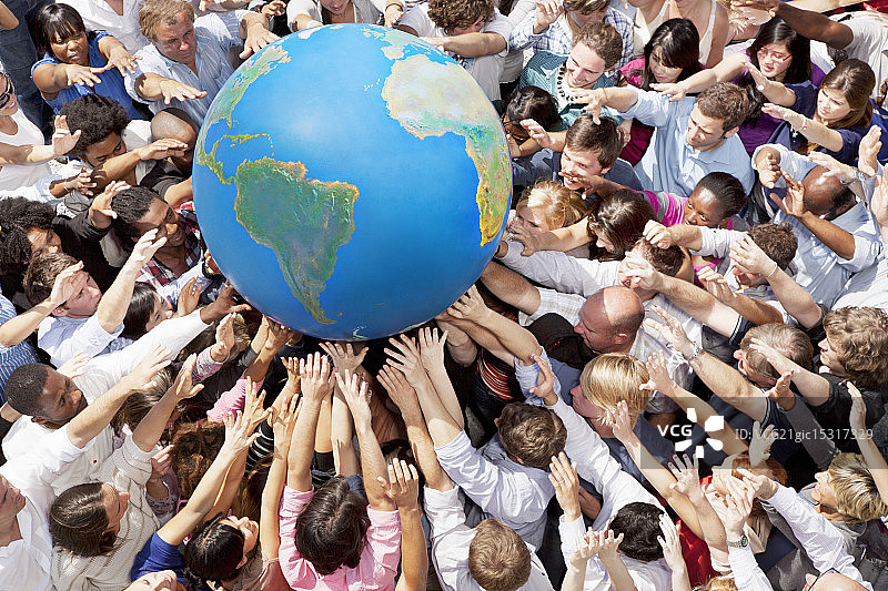 人群伸手触碰地球图片素材
