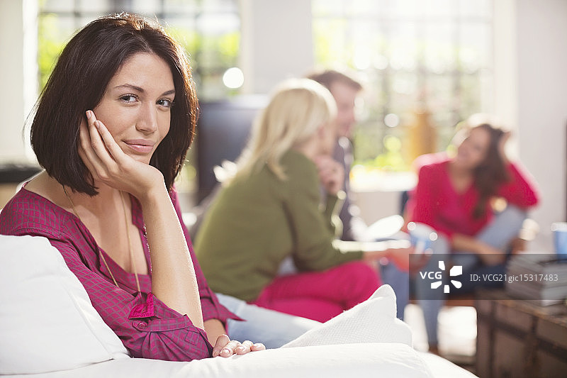 坐在沙发上的微笑女人图片素材