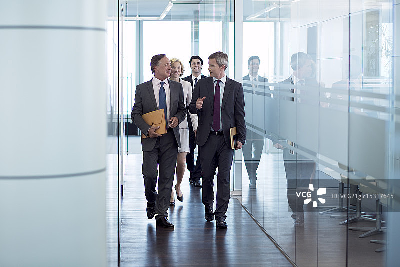 在走廊里行走的商人图片素材