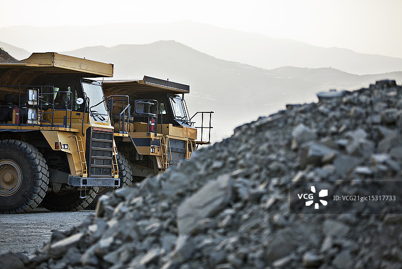 采石场停放的机械图片素材