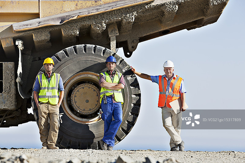 工人在现场的机器旁图片素材