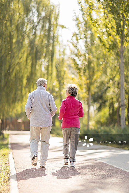 老年伴侣在户外慢跑图片素材