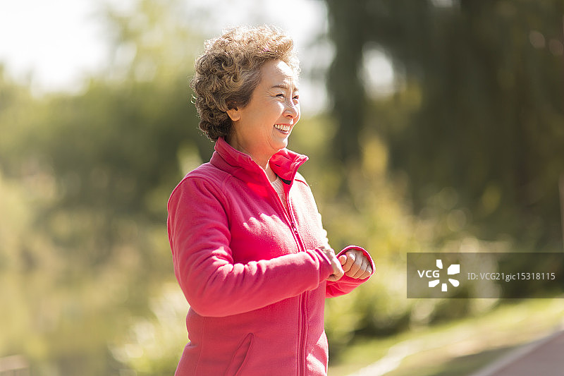 老年人在户外锻炼图片素材