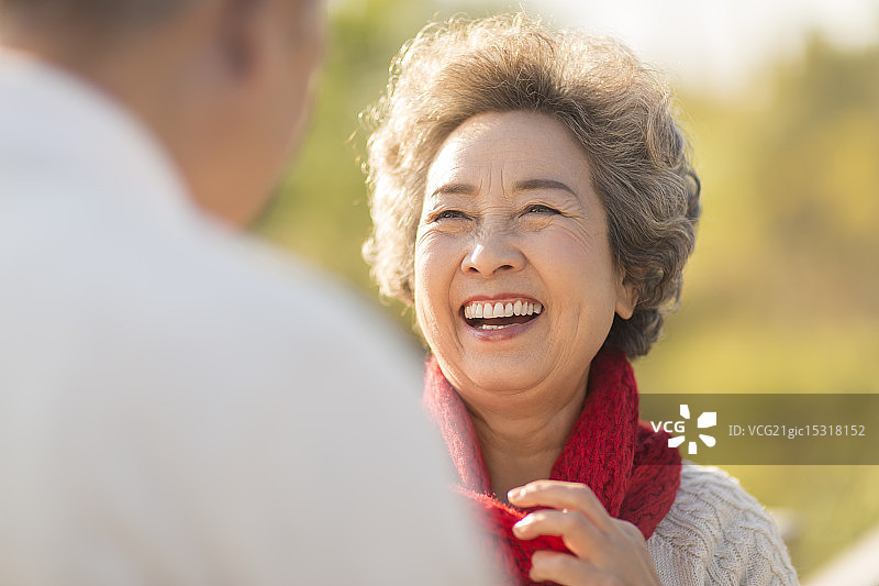 老年伴侣户外散步图片素材