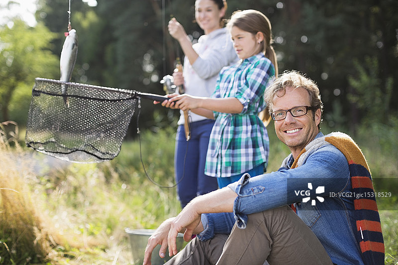 一家人在茂密的草丛中一起钓鱼图片素材