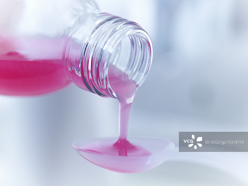 倒入量勺中的药物特写图片素材