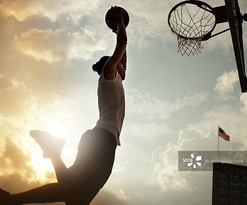 男人在球场上扣篮图片素材